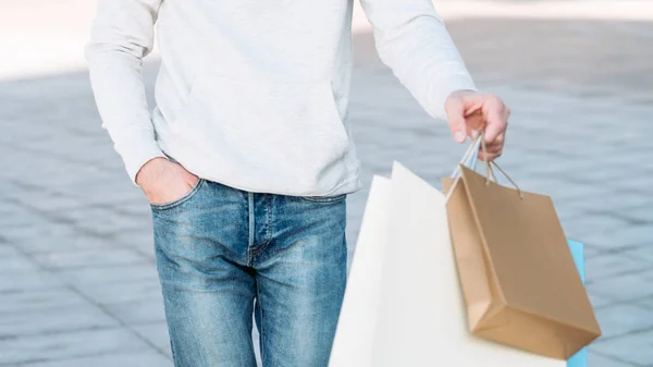 Homem de compras urbana consumismo sacos cortados tiro — Fotografia de Stock