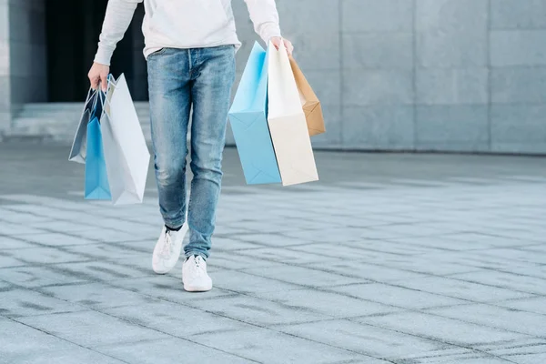 Hombre casual compras ocio tienda venta bolsas — Foto de Stock