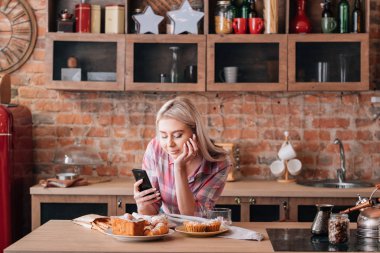 Online tarifi hamur işleri kadın pişirme kek
