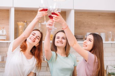 bardakları tokuşturup kutluyor kadınlar kızlar parti