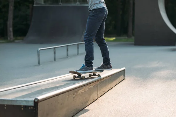 Skateboarder piernas equitación tiempo práctica skate park — Foto de Stock