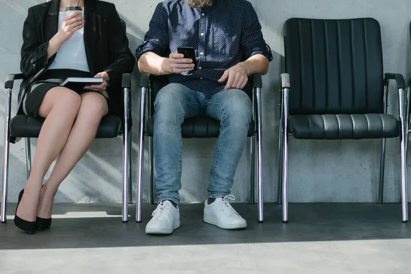 Entrevista de trabajo en espera de teléfono inteligente café solicitante — Foto de Stock