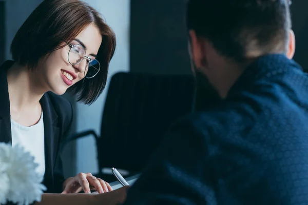 Coworking συναδέλφου επαγγελματίες θέμα συζήτησης — Φωτογραφία Αρχείου