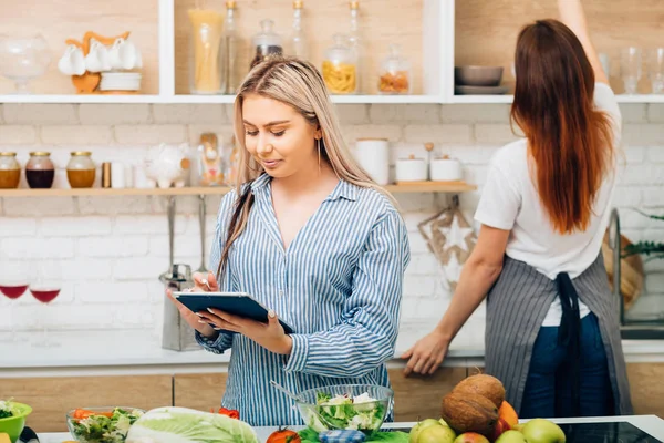 Matlagning hemmafru friska Recept bantning handledare — Stockfoto