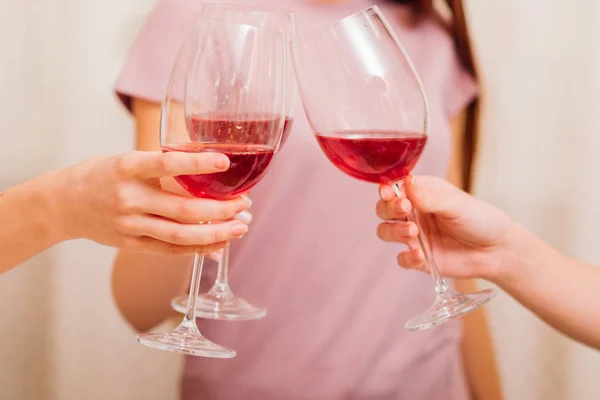 Cheers partij viering hand toast glas rode wijn — Stockfoto