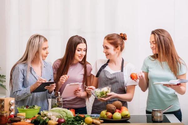 Kvinna matlagning hälsosam äta bantning kost — Stockfoto