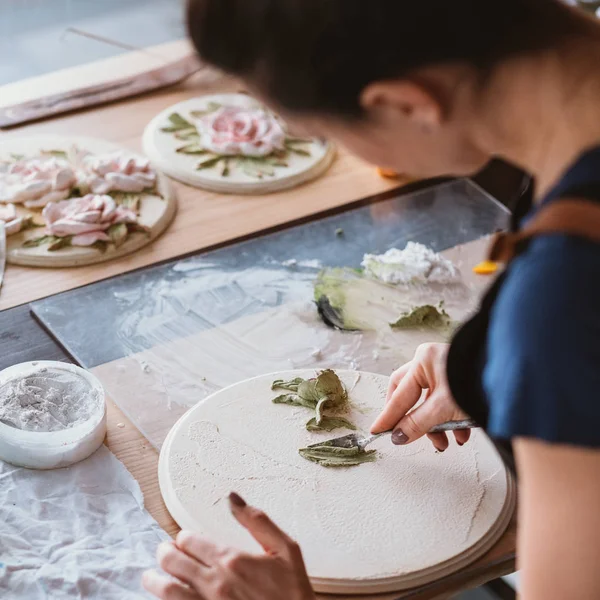 Umělec pracovišti inspirace keramické kresby žena — Stock fotografie