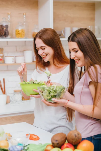 Bantning grupp kvinnliga matlagning roligt salladsskålar — Stockfoto