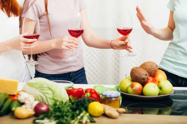 Nők fél egészséges életmód alkohol megtagadják bor — Stock Fotó