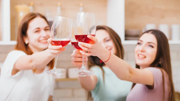 Cheers part kvinnor glas rött vin alkoholmissbruk — Stockfoto