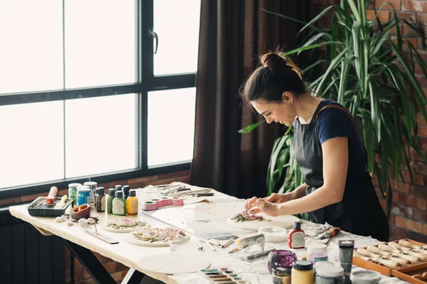 Artista lavoro artigianato artigianato donna argilla — Foto Stock