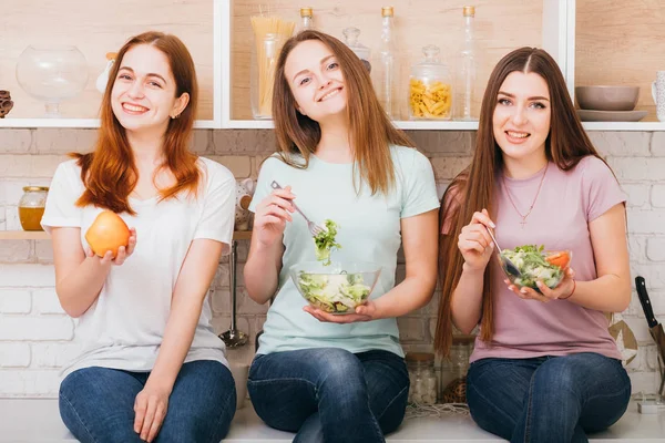 Bantning organisk näring mat passar kvinnor val — Stockfoto
