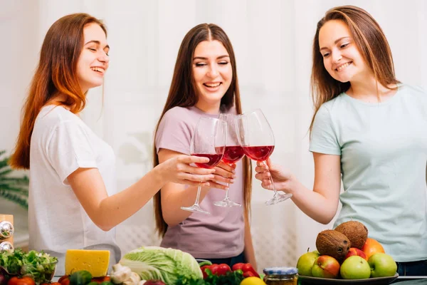 Partido femenino comida saludable mujeres tintineo gafas — Foto de Stock