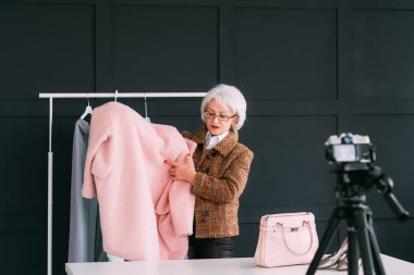 başarılı kadın kıdemli moda yaşam tarzı bloglama