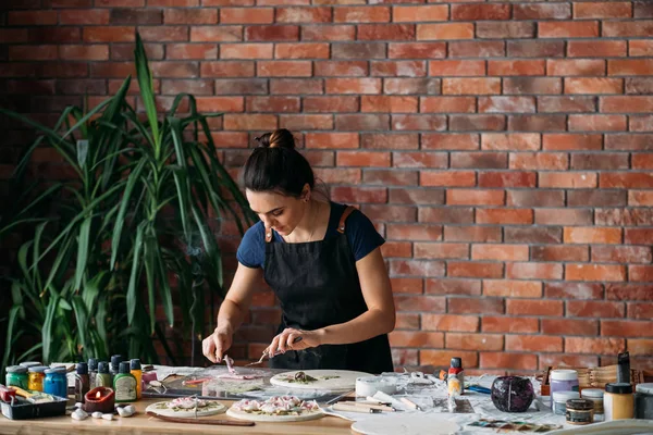 Keramické řemeslo kresby inspirace žena nástroje — Stock fotografie