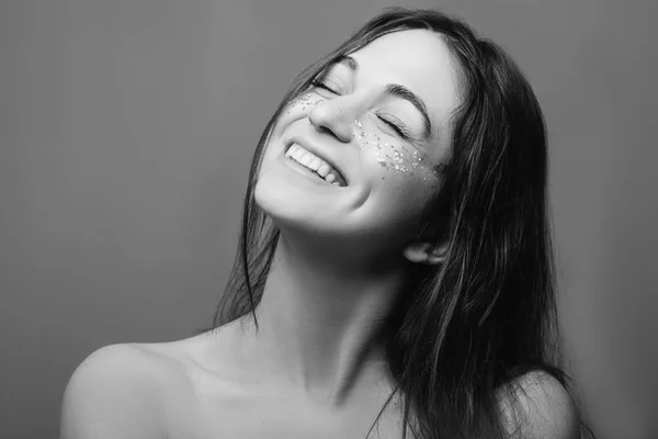 Giovane donna bellezza pelle fresca sorriso dentato — Foto Stock