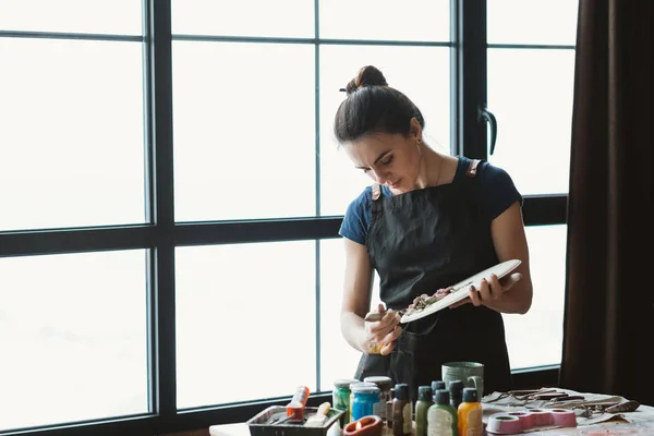 Artista estudio arcilla artesanía cerámica mujer herramienta — Foto de Stock