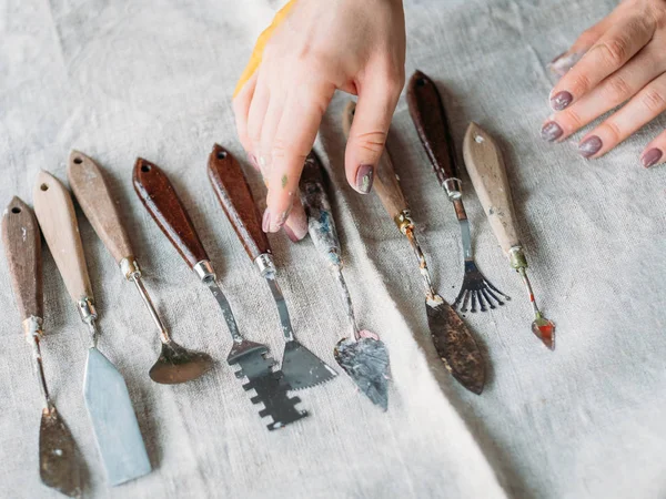 Künstler Werkzeuge Kunsthandwerk Set Frauenhände — Stockfoto