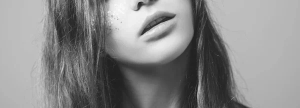 Jovem mulher lábios cuidado natural beleza sensual — Fotografia de Stock