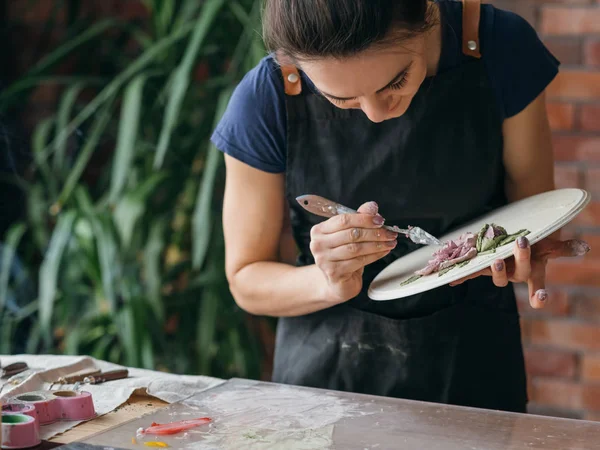 Artista local de trabalho inspiração cerâmica arte mulher — Fotografia de Stock