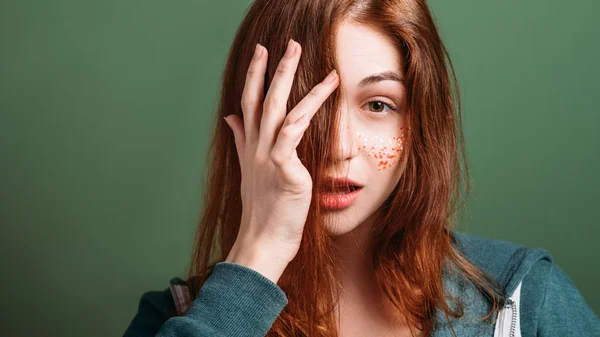 Confusa mujer joven vergüenza mirada perpleja — Foto de Stock