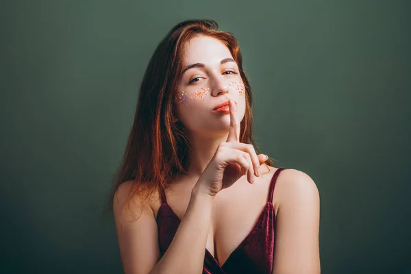 Sessiz sessizlik parmak sabit bakışları dudakları — Stok fotoğraf