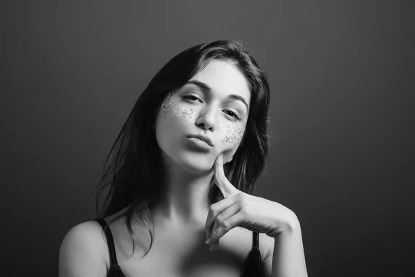 Suspicios de sex feminin îndoiala scepticism buze purificate — Fotografie, imagine de stoc