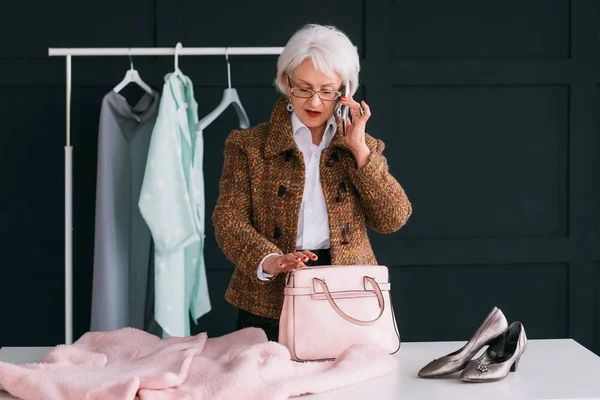 Senior elegant lady glamor lifestyle pink outfit — Stock Photo, Image