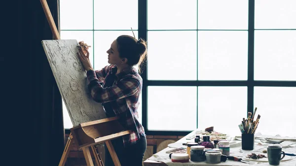 Kunstenaar werken illustraties doek ezel vrouw gereedschap — Stockfoto