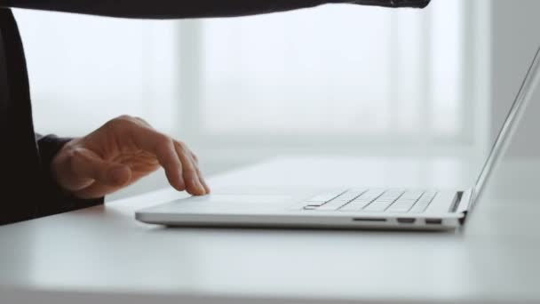 Деловое онлайн-общение руки к ноутбуку — стоковое видео