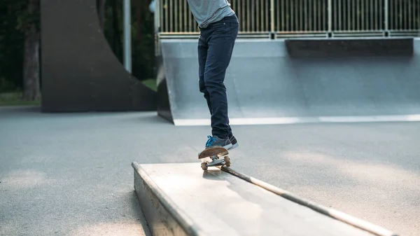 Gördeszka ember aktív élet skate park lábak — Stock Fotó