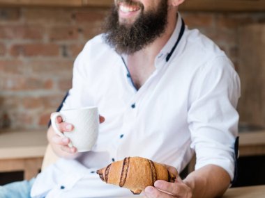 hipster kahvaltı yeni gün adam Kupası kruvasan