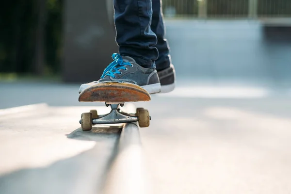 Скейтбордистські ноги звикають до активного способу життя людини — стокове фото