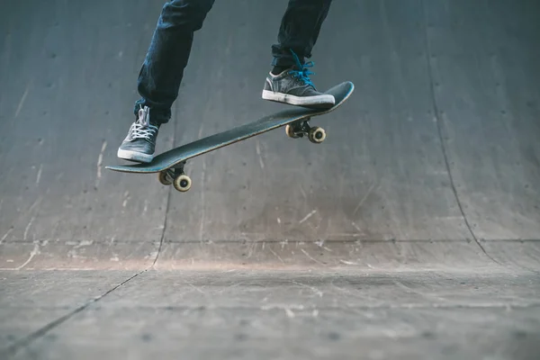 Skateboardista akce extrémní životní styl ollie trik — Stock fotografie