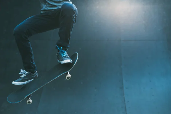 Skateboarding estilo de vida hobby freestyle hombre truco — Foto de Stock