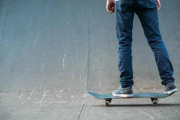 Urban skater rekreacyjne styl życia człowieka park rampa — Zdjęcie stockowe