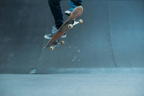 Skateboarder acción extrema estilo de vida rampa truco — Foto de Stock