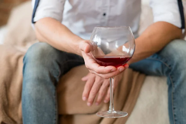 Probleem depressie alcohol misbruik man wijn huis — Stockfoto