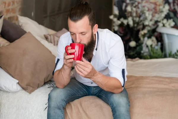 Băutură fierbinte căldură relaxare bucurie om pat — Fotografie, imagine de stoc