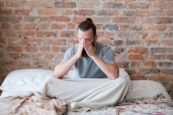 奥格早晨男人床累了看起来精疲力竭 — 图库照片