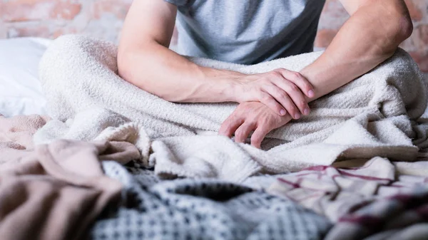 Morgens aufwachen Mann Bett Stress Schlaflosigkeit — Stockfoto