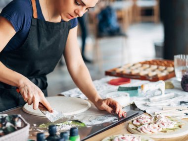 Sanatçı iş stüdyo işyeri Seramik Sanat kadın