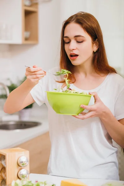 Hälsosam vegetarisk kost kvinna äta vana — Stockfoto