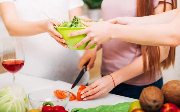 Női életmód egészséges táplálkozás szokása salátás tál — Stock Fotó