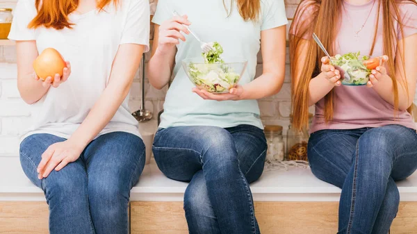 Kvinnliga kost Hälsosam kost livsstil salladsskål — Stockfoto