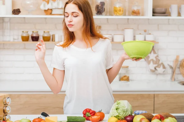 Estilo de vida saudável perda de peso receita mulher tigela — Fotografia de Stock