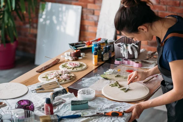 Художник на рабочем месте вдохновение керамические произведения женщины — стоковое фото