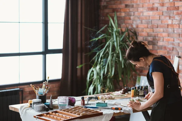 Artista lugar de trabajo arte artesanía estudio de trabajo femenino — Foto de Stock