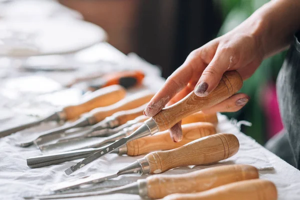 Gravure tools ambachtelijke ingestelde vrouw hand beitel — Stockfoto