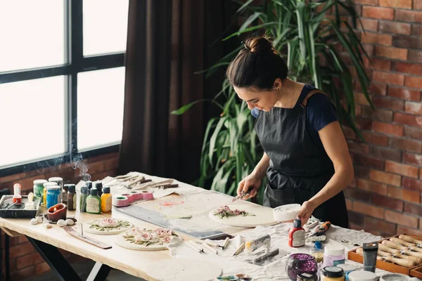 Artista lugar de trabajo inspiración cerámica obra de arte mujer — Foto de Stock